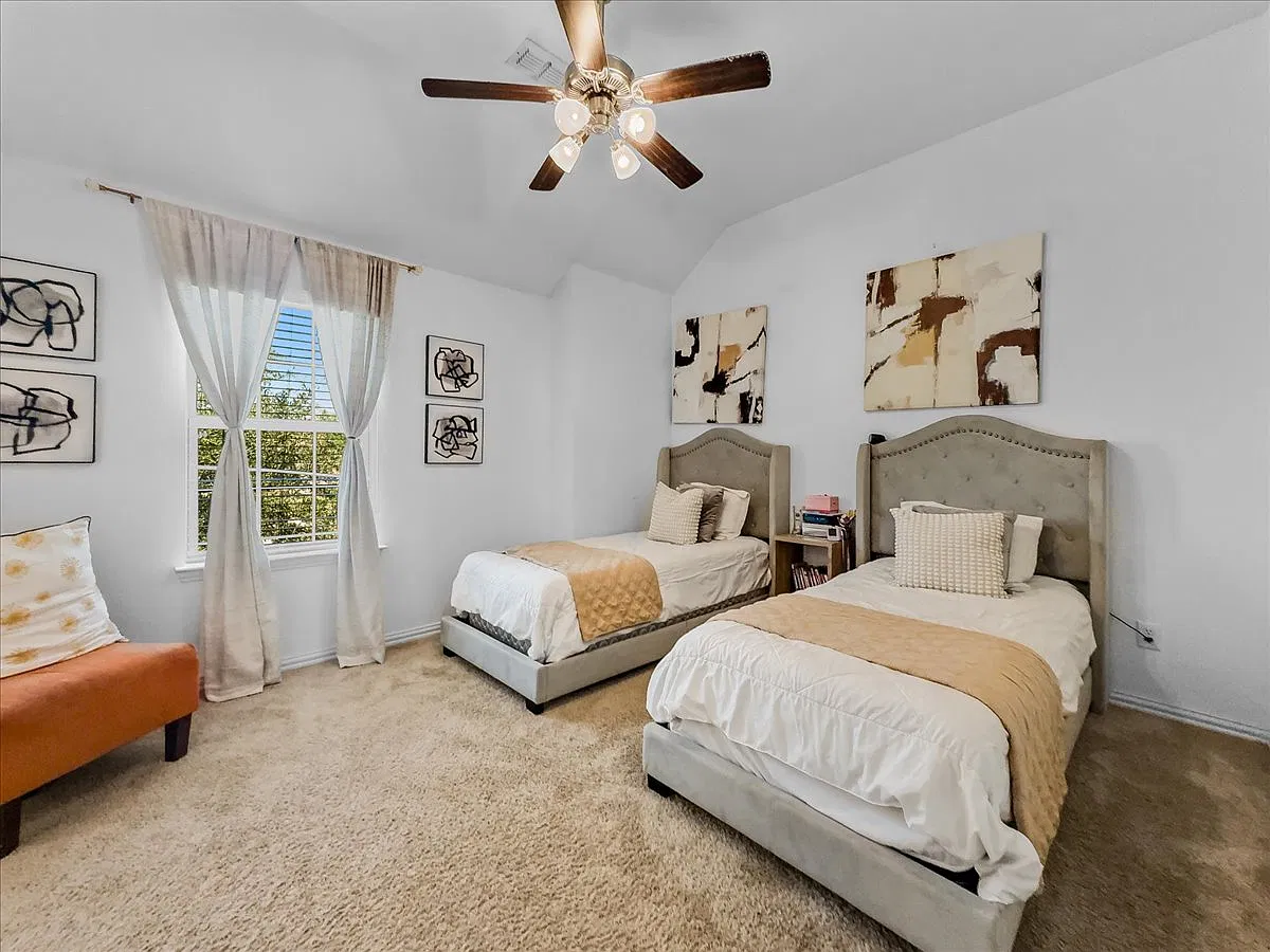 5 bed, 3357 sqft, $3,300 — Photo 3