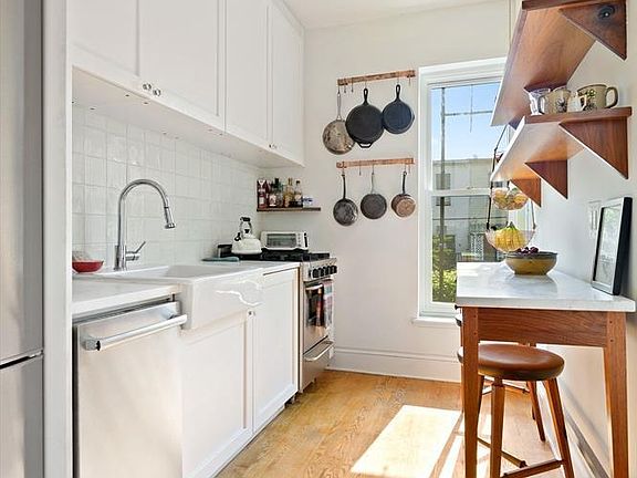 2nd image of 582 Morgan Ave APT 2R