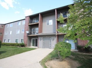 721 Elm Ln APT 101, Woodstock, IL 60098
