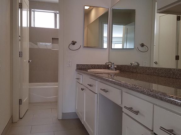 4th image of 1100 Granville Ave #4