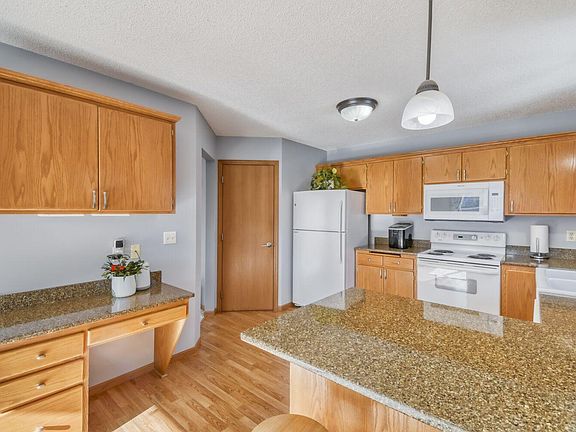 5th image of 864 S Park Dr