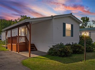 27 Birch Cir, Williamson, NY 14589