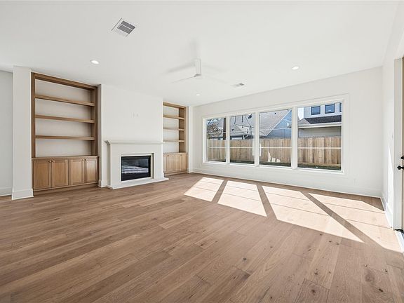 3rd image of 955 W 42nd St