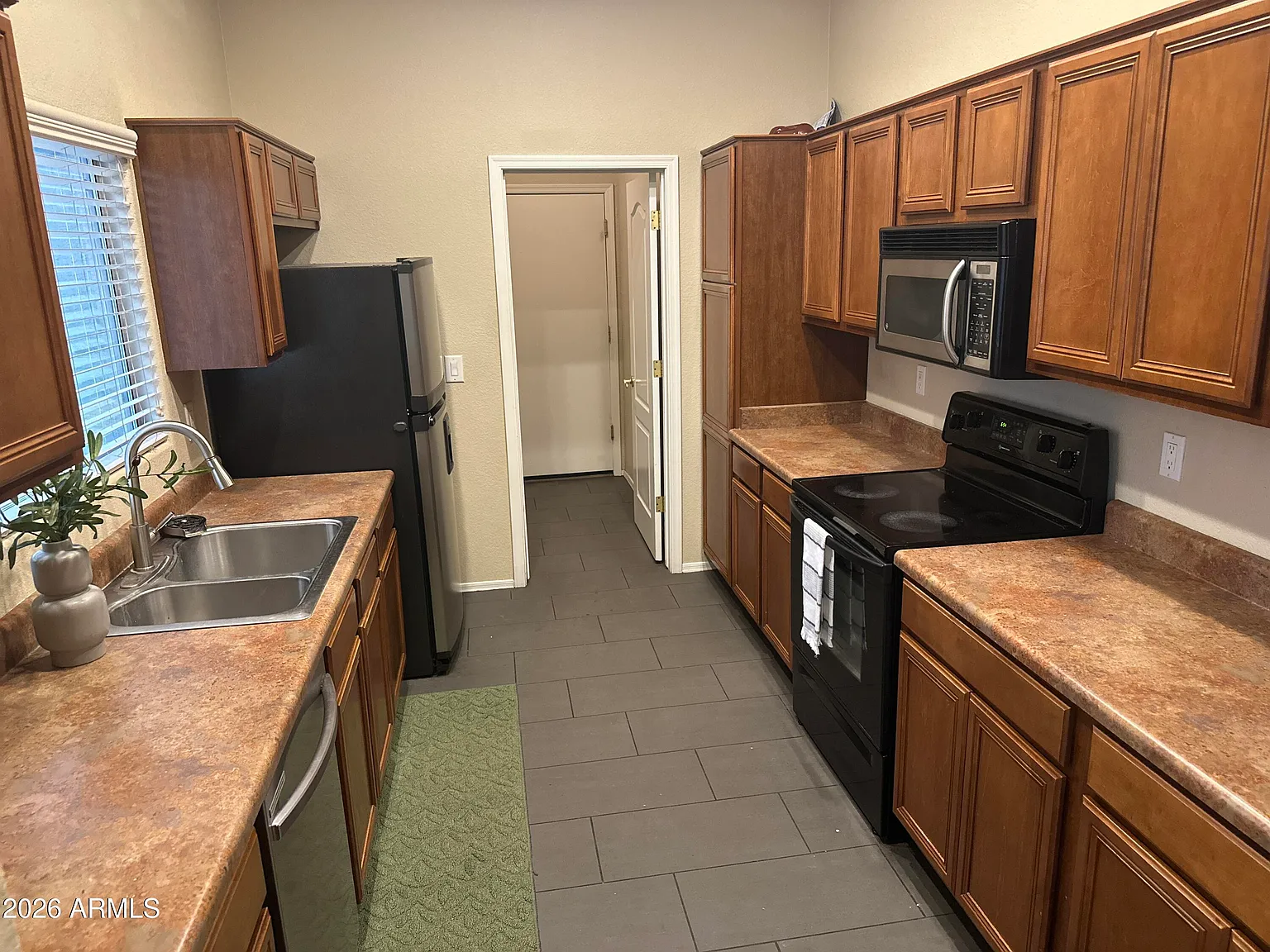 3 bed, 4.0 bath, 1625 sqft, $2,100 — Photo 2