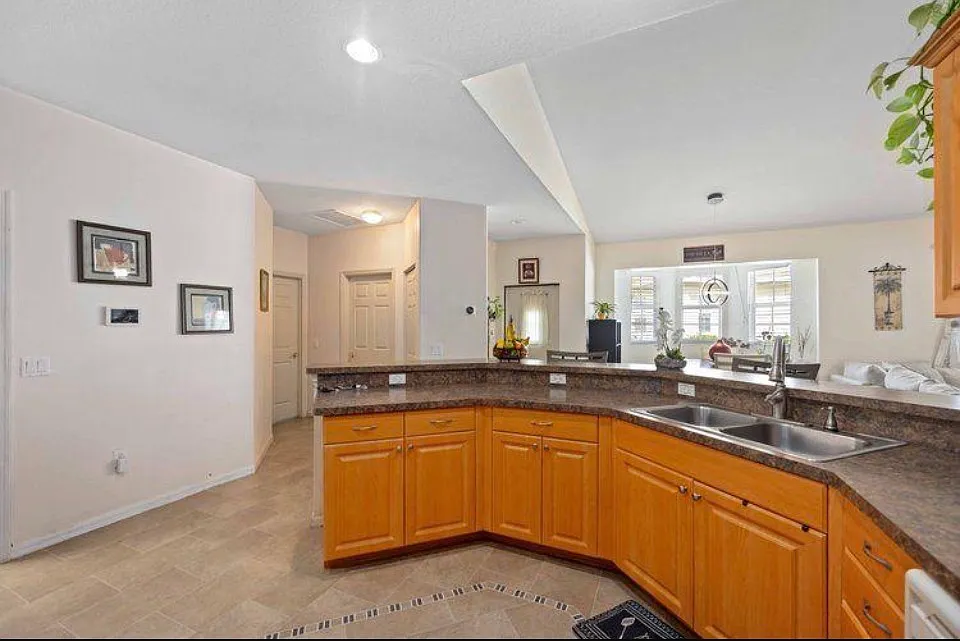 3 bed, 1357 sqft, $2,400 — Photo 3