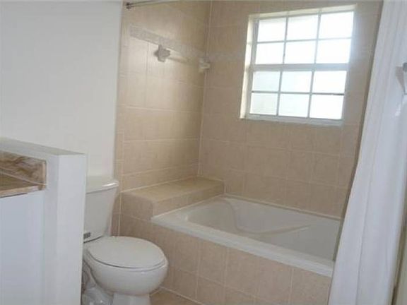 4th image of 9050 NW 40th Pl