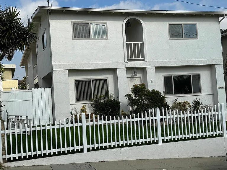 1905 Robinson St #C — Photo 1