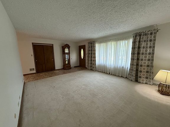 5th image of 613 Fairlane Dr