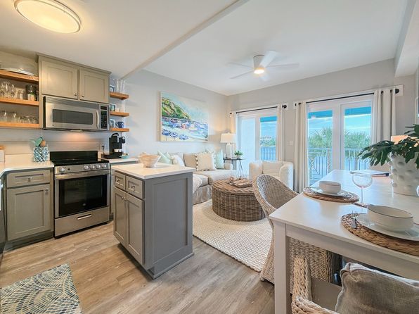 114 Carillon Market St #208