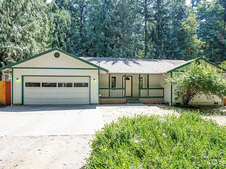 21835 Crest Ln SE — Photo 2