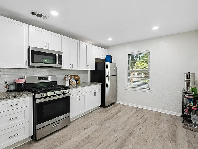 2821 S Hills Ave — Photo 3