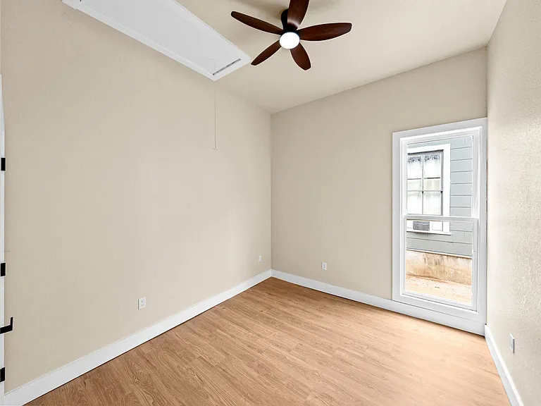 1122 N Pine St — Photo 16