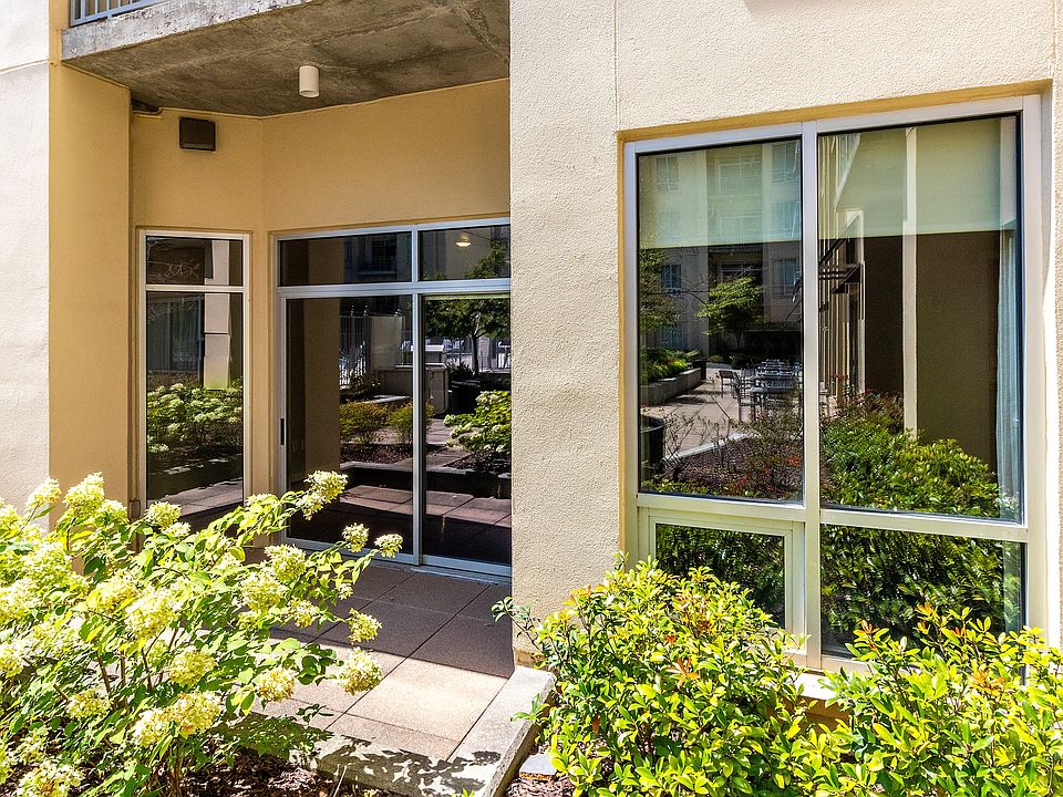 1st image of 711 Cosmopolitan Dr NE #102