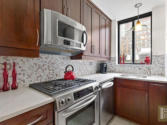 3rd image of 309-321 E 49th St #5C