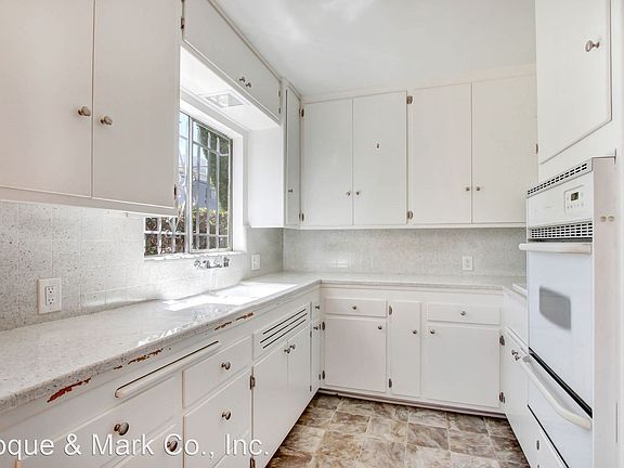 5th image of 978 S Barrington Ave APT 2