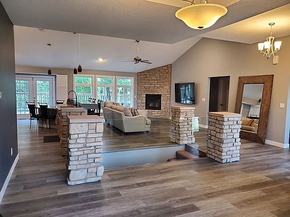 2nd image of 815 Timberline Dr