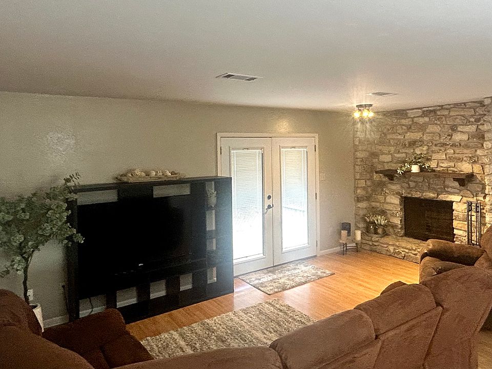 1st image of 300 Lucy Ln #4