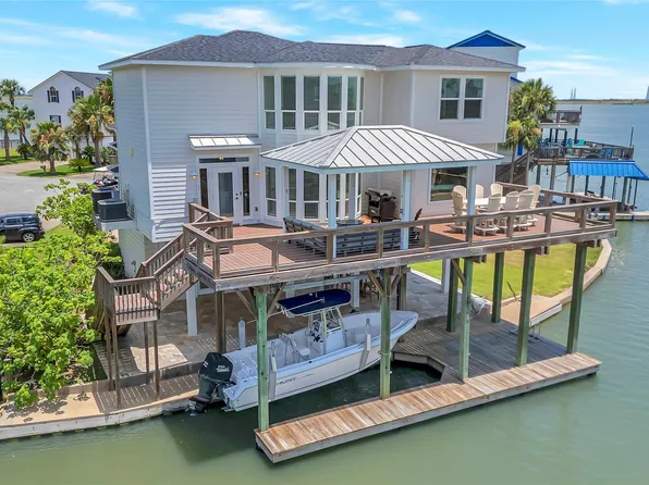 1303 Outrigger St, Tiki Island, TX 77554