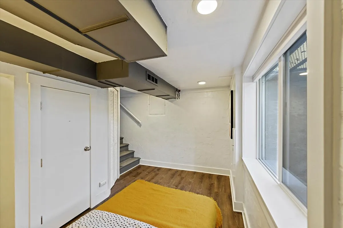 3 bed, 1377 sqft, $3,200 — Photo 2
