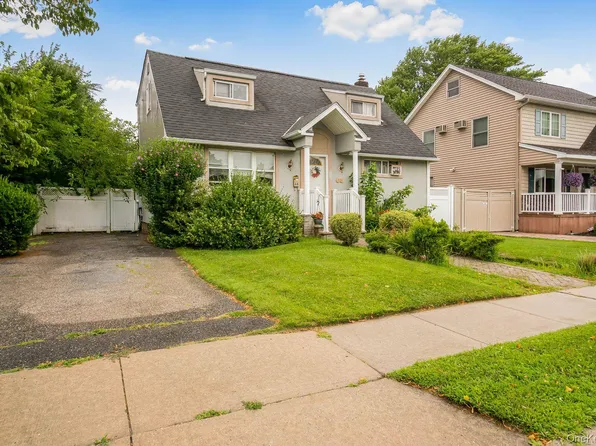 68 Cliff Drive, Hicksville, NY 11801