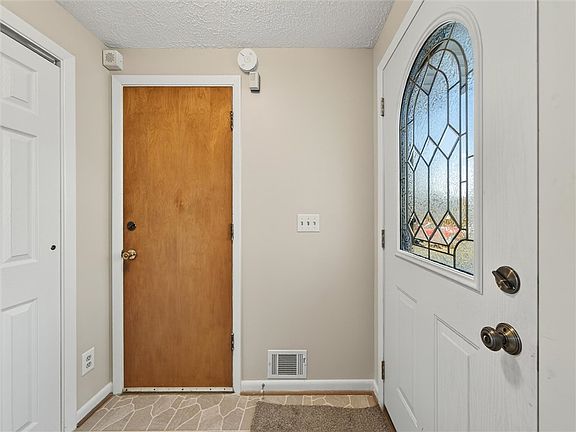 3rd image of 100 Edgebrook Ln
