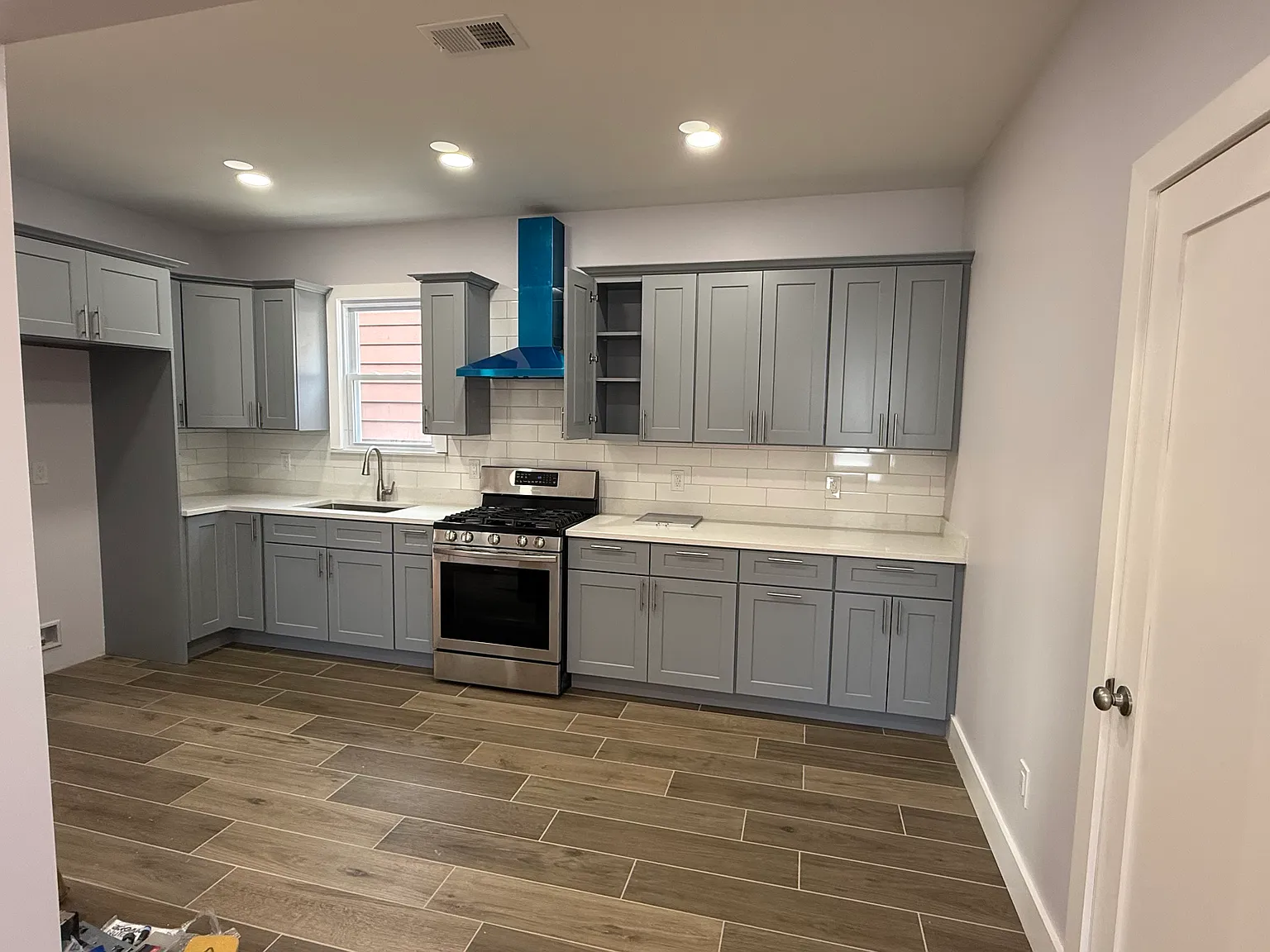 3 bed, 1000 sqft, $3,000 — Photo 2