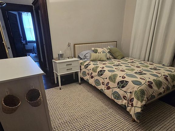 Queen bed, 1 dresser