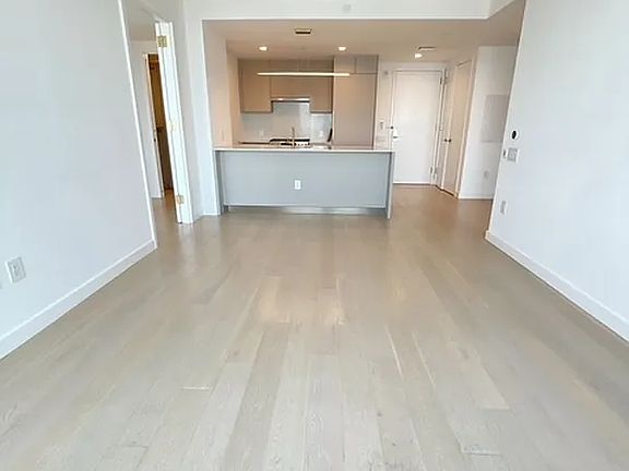 3rd image of 3 Court Sq APT 5010