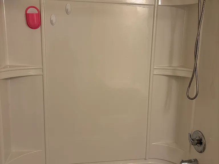Full tub (front bathroom)