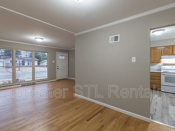 5th image of 2225 Martin Dr