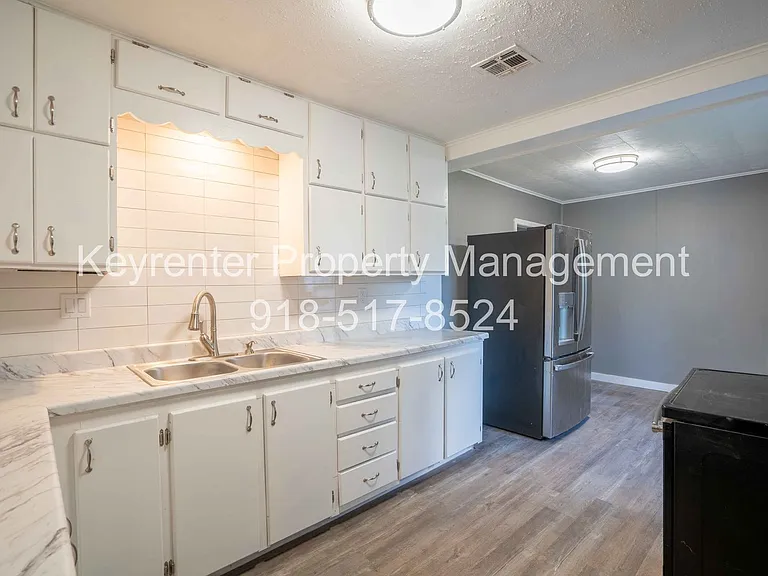 419 E Pine St — Photo 8