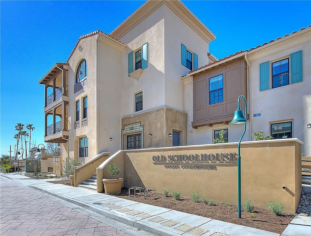 3 bed, 1291 sqft, $2,726 — Photo 1