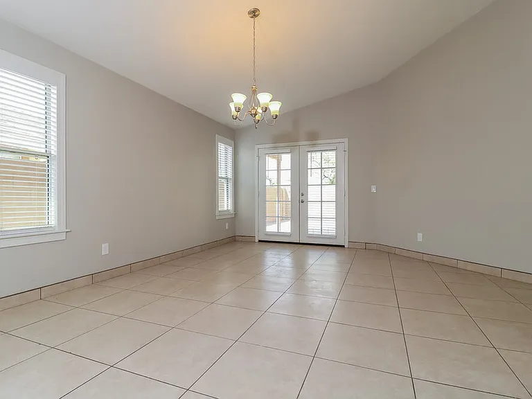 1616 S 82nd Dr — Photo 5