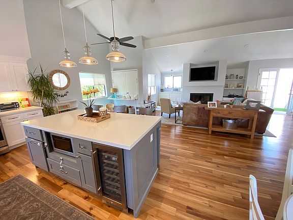 Built-in wine fridge & microwave