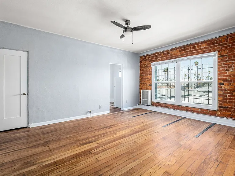 Normandie Summit | Cozy Studios and One Beds in Heart of LA — Photo 18