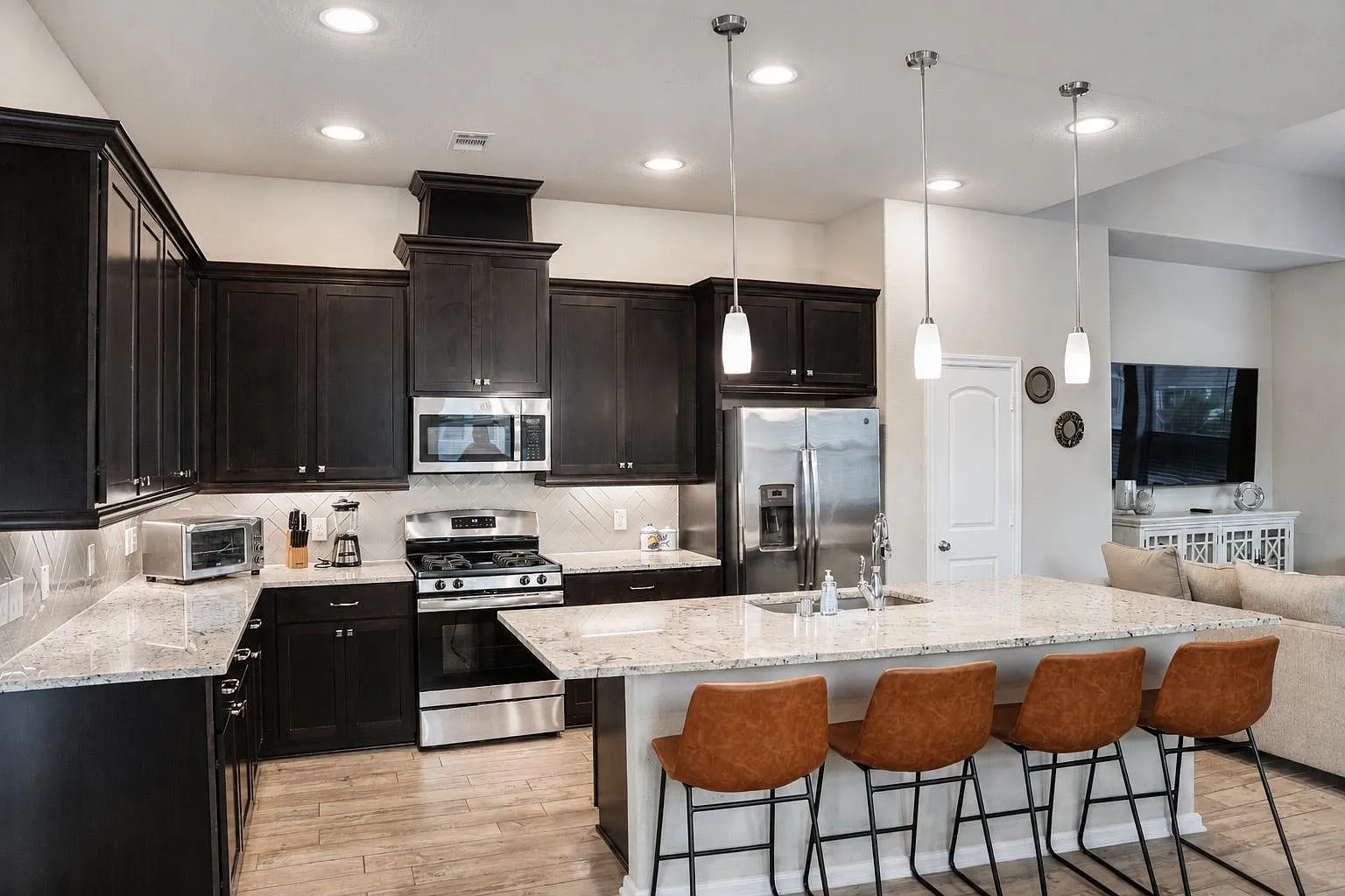 3 bed, 2.5 bath, 1932 sqft, $3,500 — Photo 2