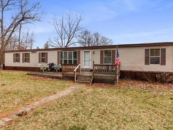 544 Norvell Beach Dr, Brooklyn, MI 49230