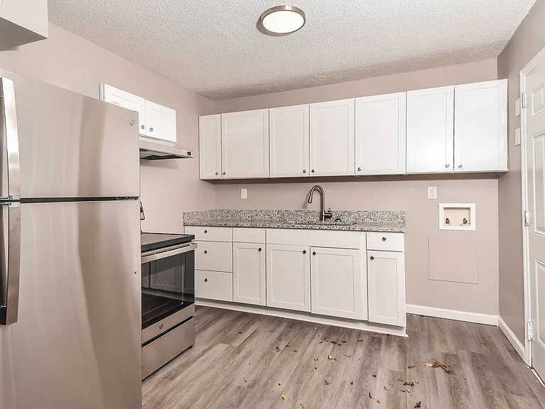 2079827_020_kitchen_13443636.jpg