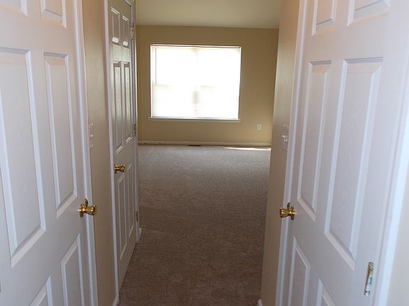 Large two closets in masterbedroom