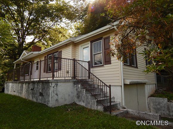 1st image of 15 Carillon Ct