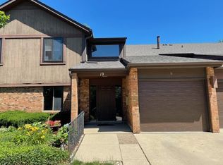 19 Creekside Cir APT B, Elgin, IL 60123
