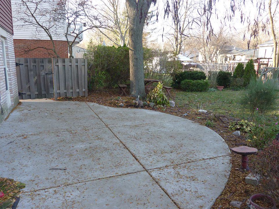 2nd image of 10 E Pickwick Rd