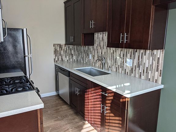 gas stove/oven, microwave, dishwasher