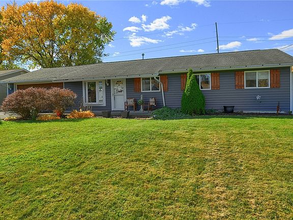 3rd image of 32 Robinhood Dr
