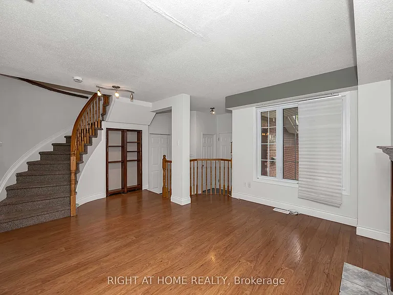 1 Kincardine Dr — Photo 8