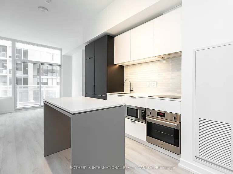 33 Helendale Ave #403 — Photo 2