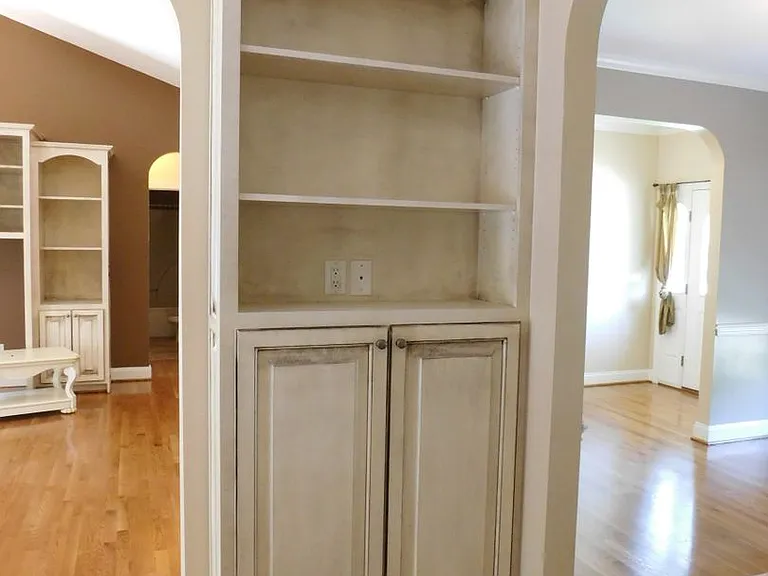 300 Taliaferro Ln — Photo 17