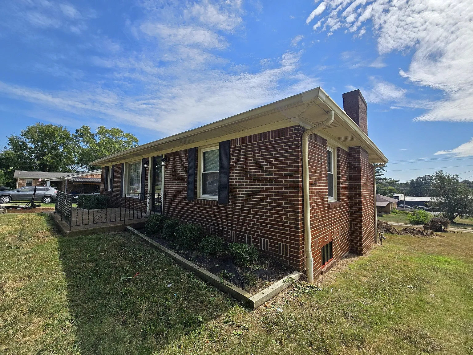 4 bed, 2.0 bath, 2200 sqft, $2,100 — Photo 2