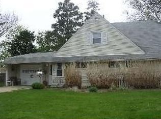 12 Wagon Ln, Levittown, NY 11756