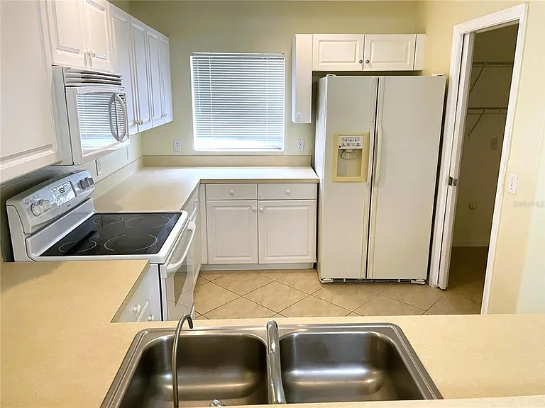 2498 Margaret Ln — Photo 3